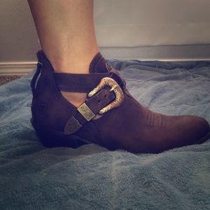 NWOT Ariat low buckle boot sz 9